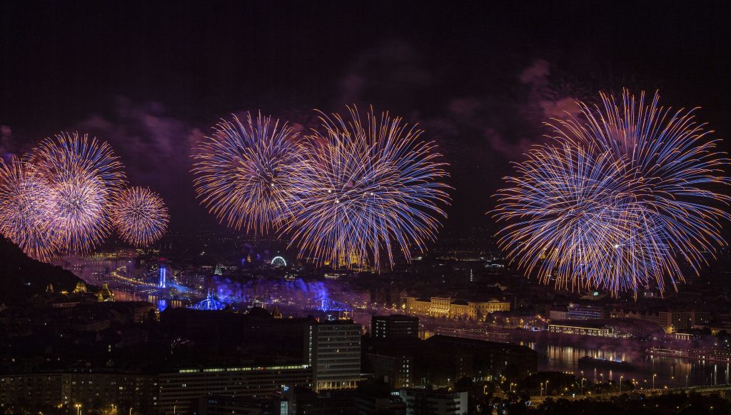 Neuer Rekord: Fast 1,5 Millionen Menschen sahen das verschobene Feuerwerk post's picture