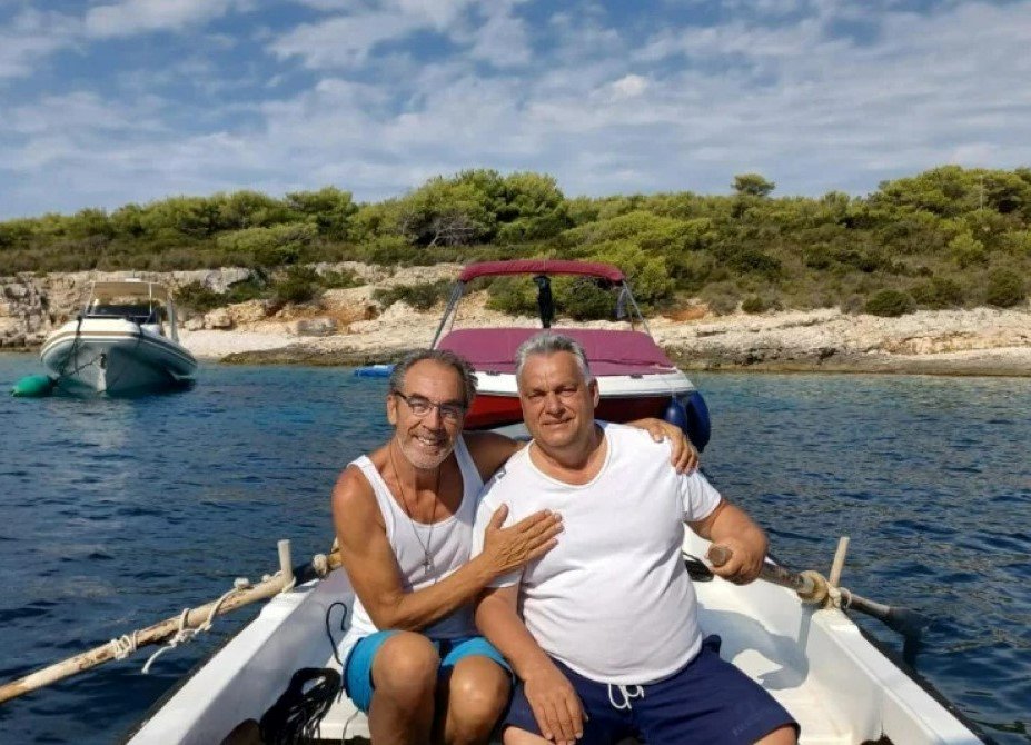 Helfende Hand eines Journalisten, als Viktor Orbáns Boot im Urlaub havariert post's picture
