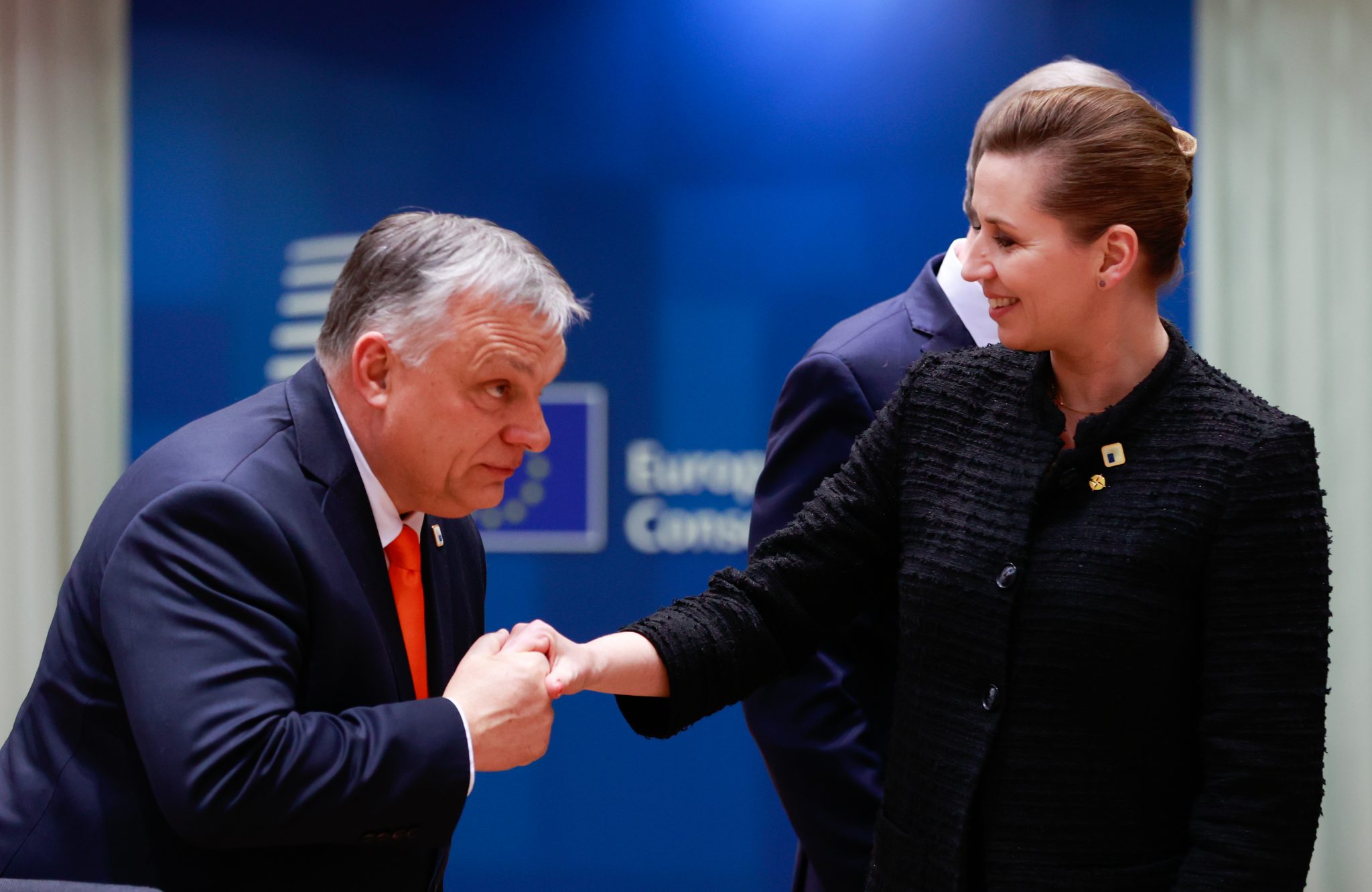 Medien vergleichen Dänemarks Mette Frederiksen mit Viktor Orbán