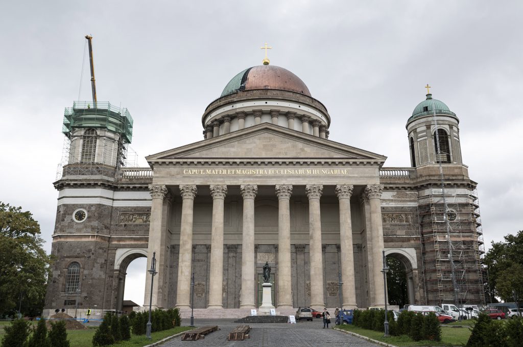 Kuppel des Südturms der Basilika von Esztergom wurde heruntergehoben post's picture