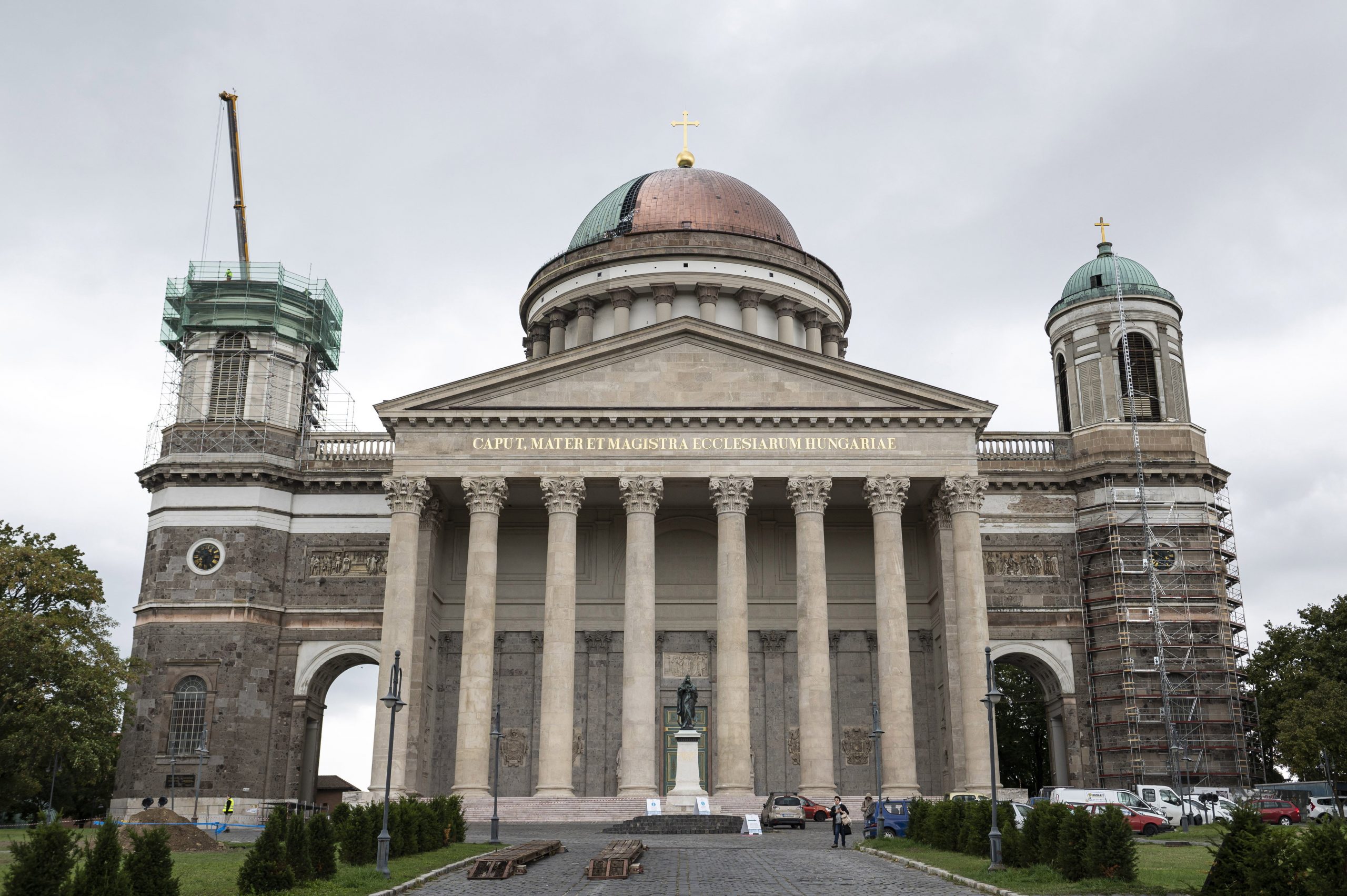 Kuppel des Südturms der Basilika von Esztergom wurde heruntergehoben