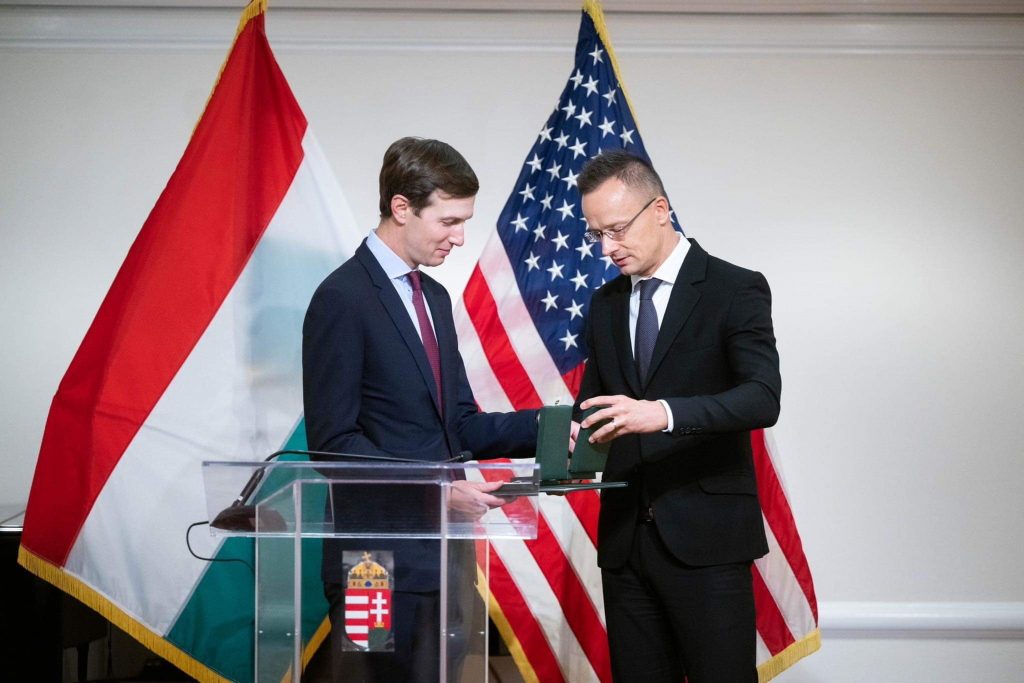 Trumps ehemaliger Berater vom ungarischen Außenminister ausgezeichnet post's picture