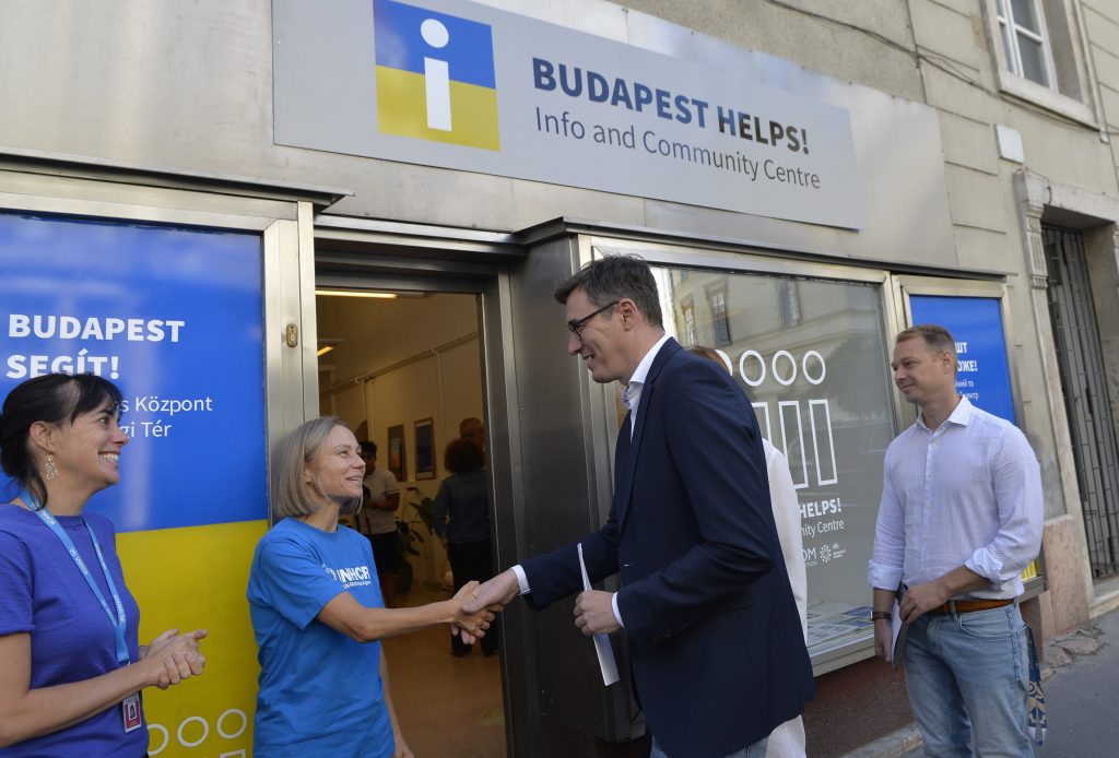 Informationsbüro zur Unterstützung ukrainischer Flüchtlinge in der Budapester Innenstadt eröffnet post's picture