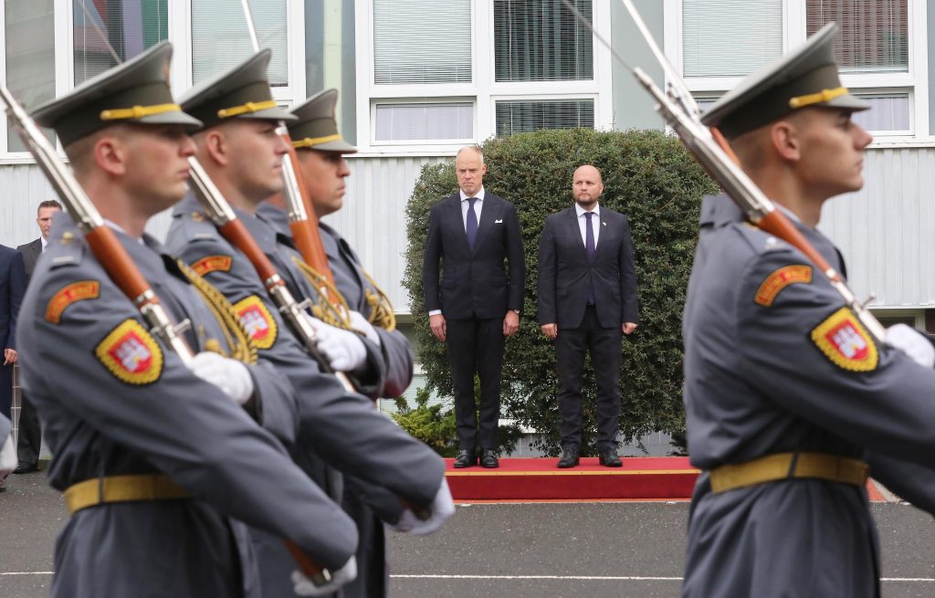 Slowakei und Ungarn wollen auch militärisch eng zusammenarbeiten post's picture