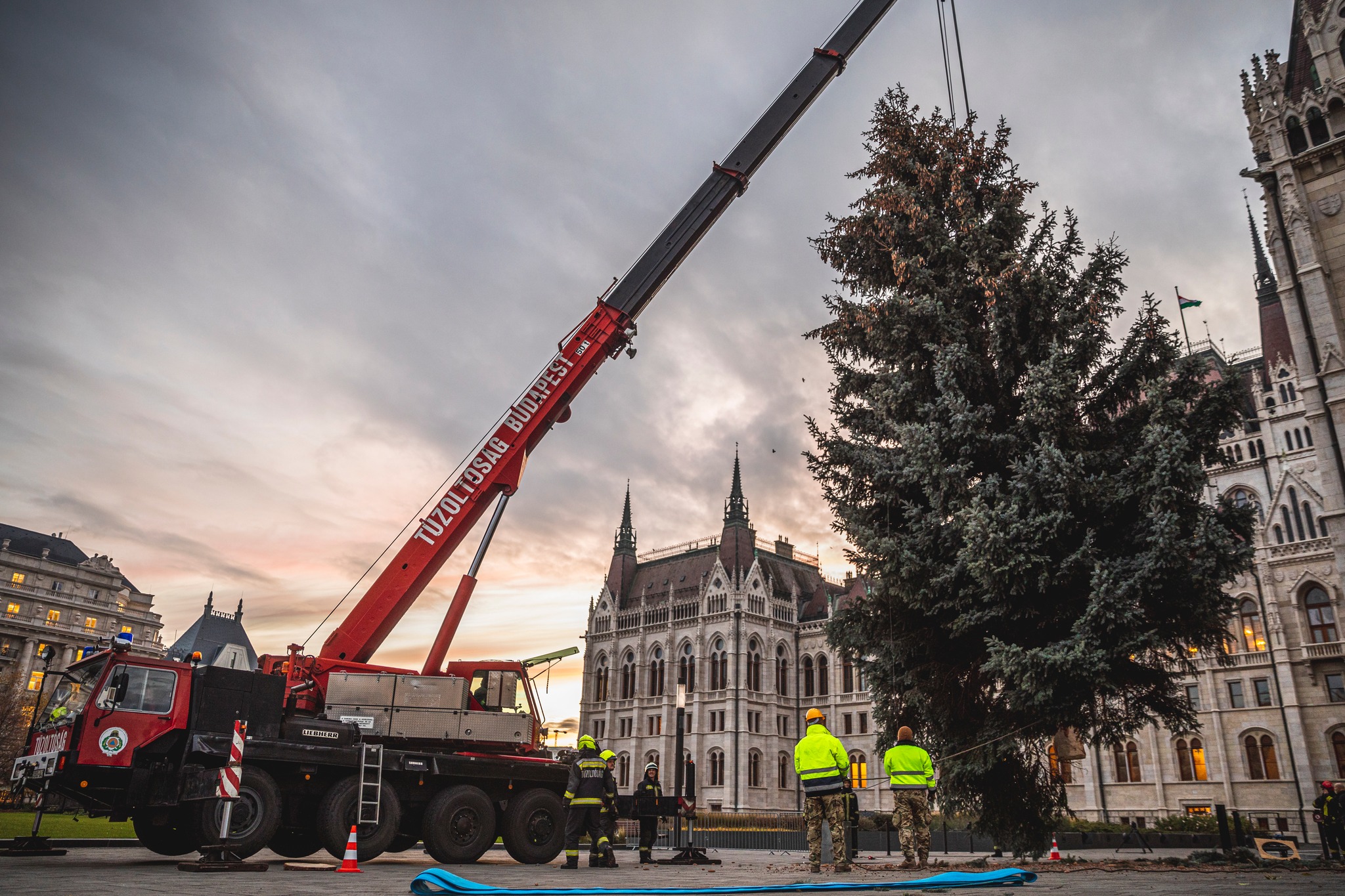 Ungarns Weihnachtsbaum ist auf dem Kossuth-Platz angekommen - VIDEO!