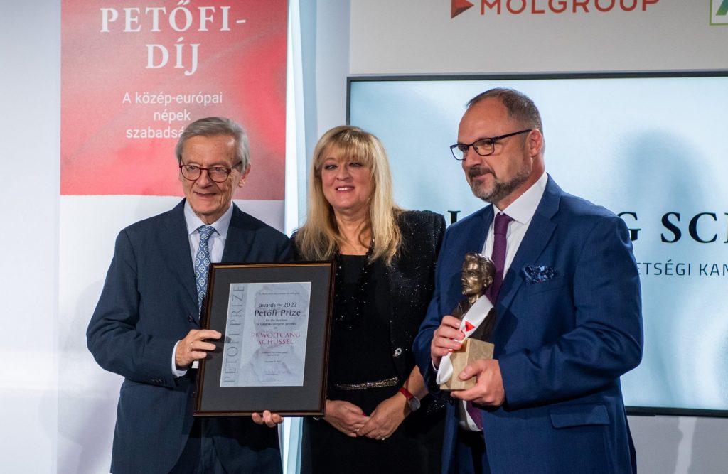 Ehemaliger österreichischer Bundeskanzler erhält prestigeträchtigen Petőfi-Preis post's picture