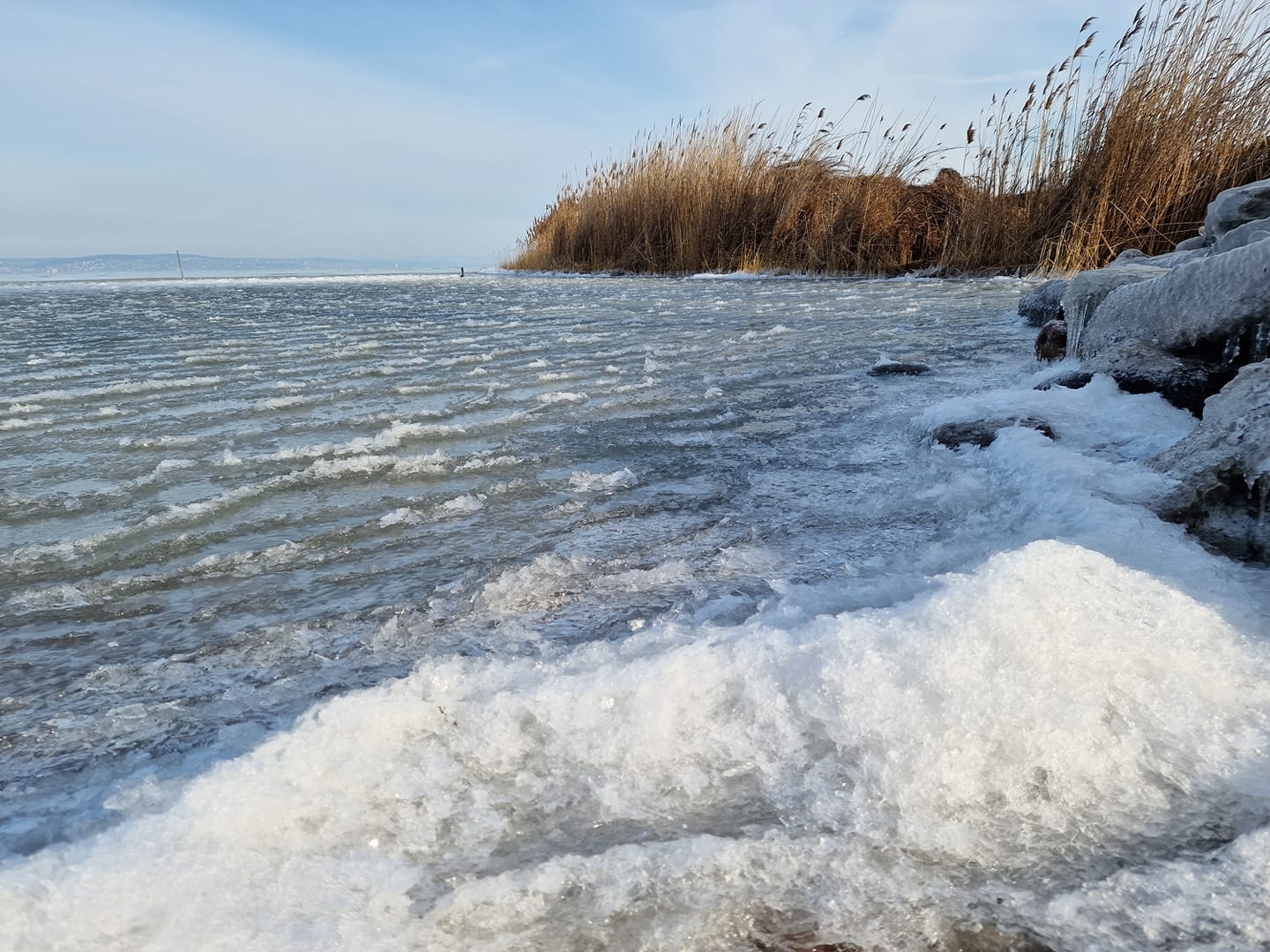 Der Balaton hat begonnen zu gefrieren – FOTOS!