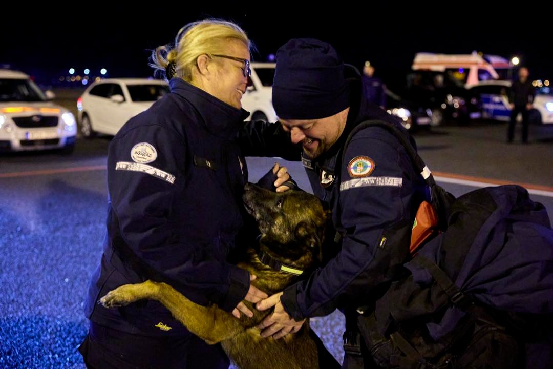 Erdbeben: Ungarische Rettungsteams treffen zu Hause ein