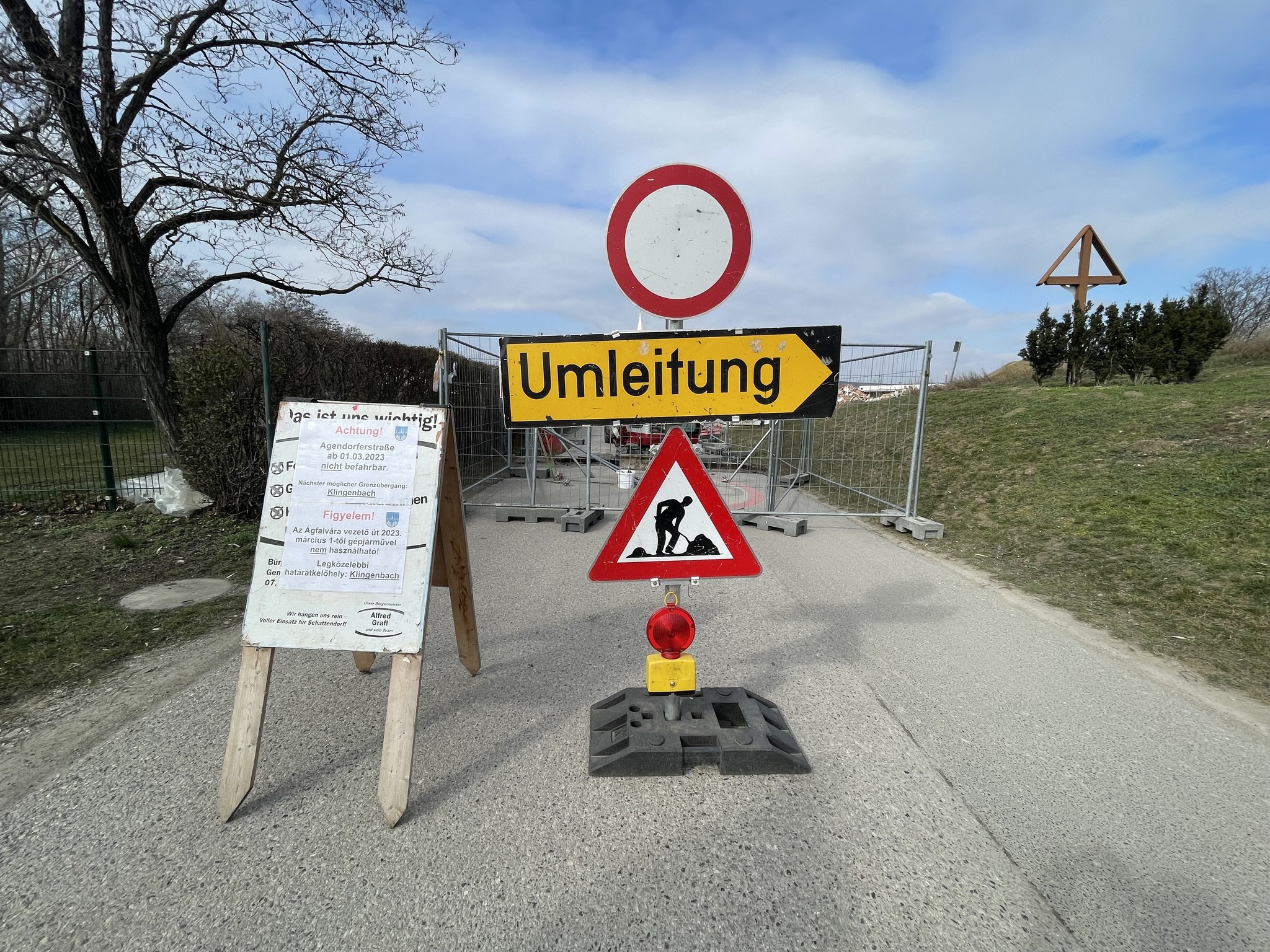 Vandalismus an ungarischen Autos in Österreich jenseits des geschlossenen Grenzübergangs
