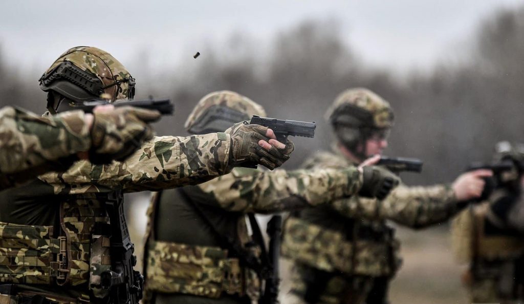 Soldaten perfektionieren Schießtechniken bei Schusswaffenübungen post's picture