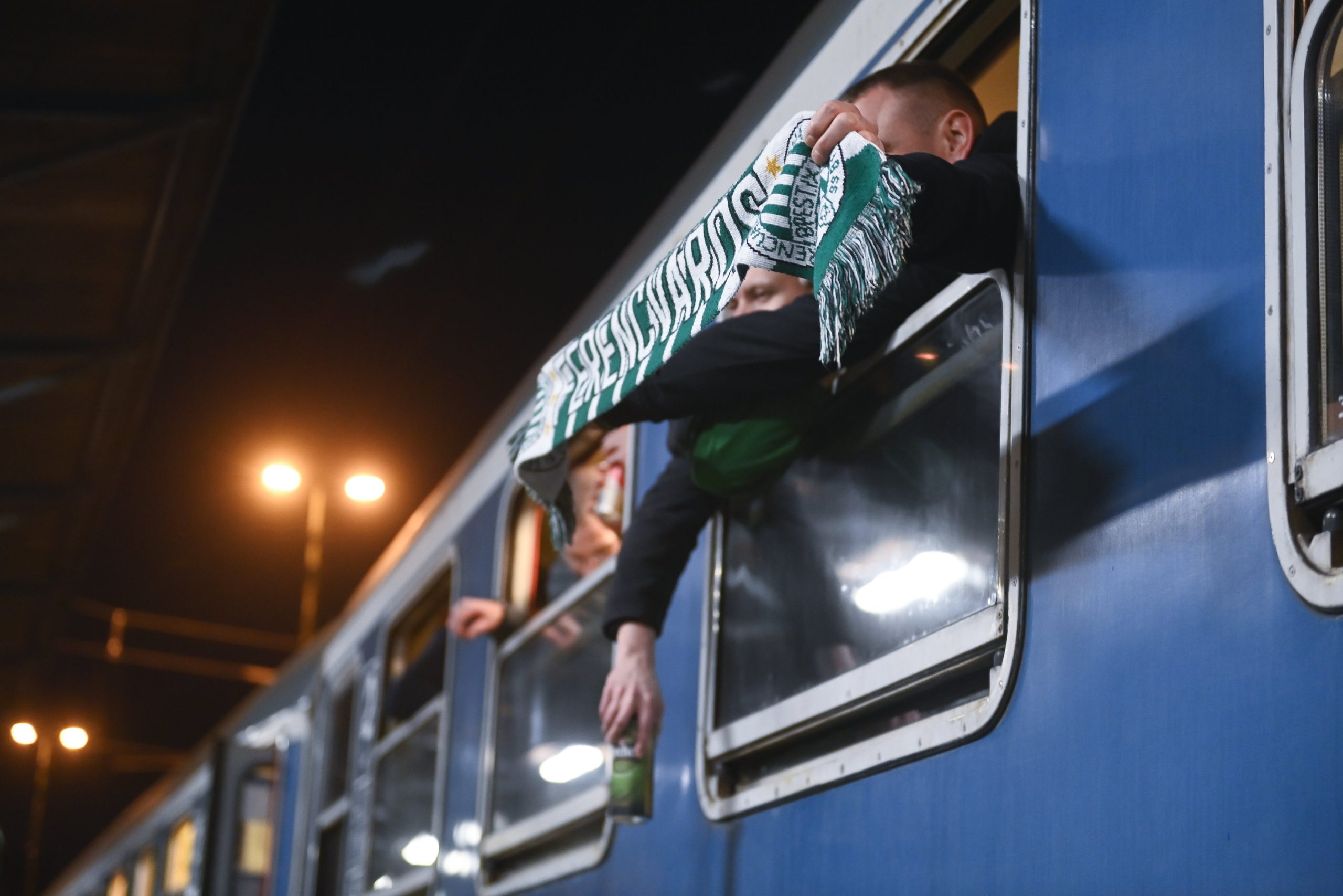 Die deutsche Polizei hielt ungarischen Fan-Zug auf dem Weg zum Spiel Ferencváros-Leverkusen fest