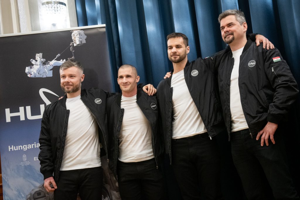Die vier ungarischen Astronautenkandidaten wurden vorgestellt post's picture
