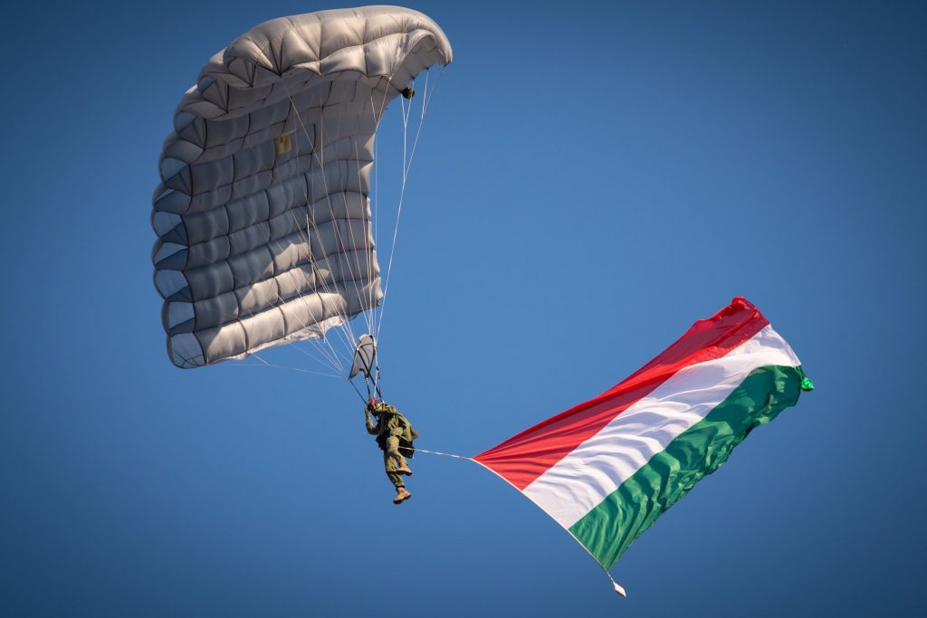 Tag der Fallschirmjäger wurde von den Streitkräften gefeiert post's picture