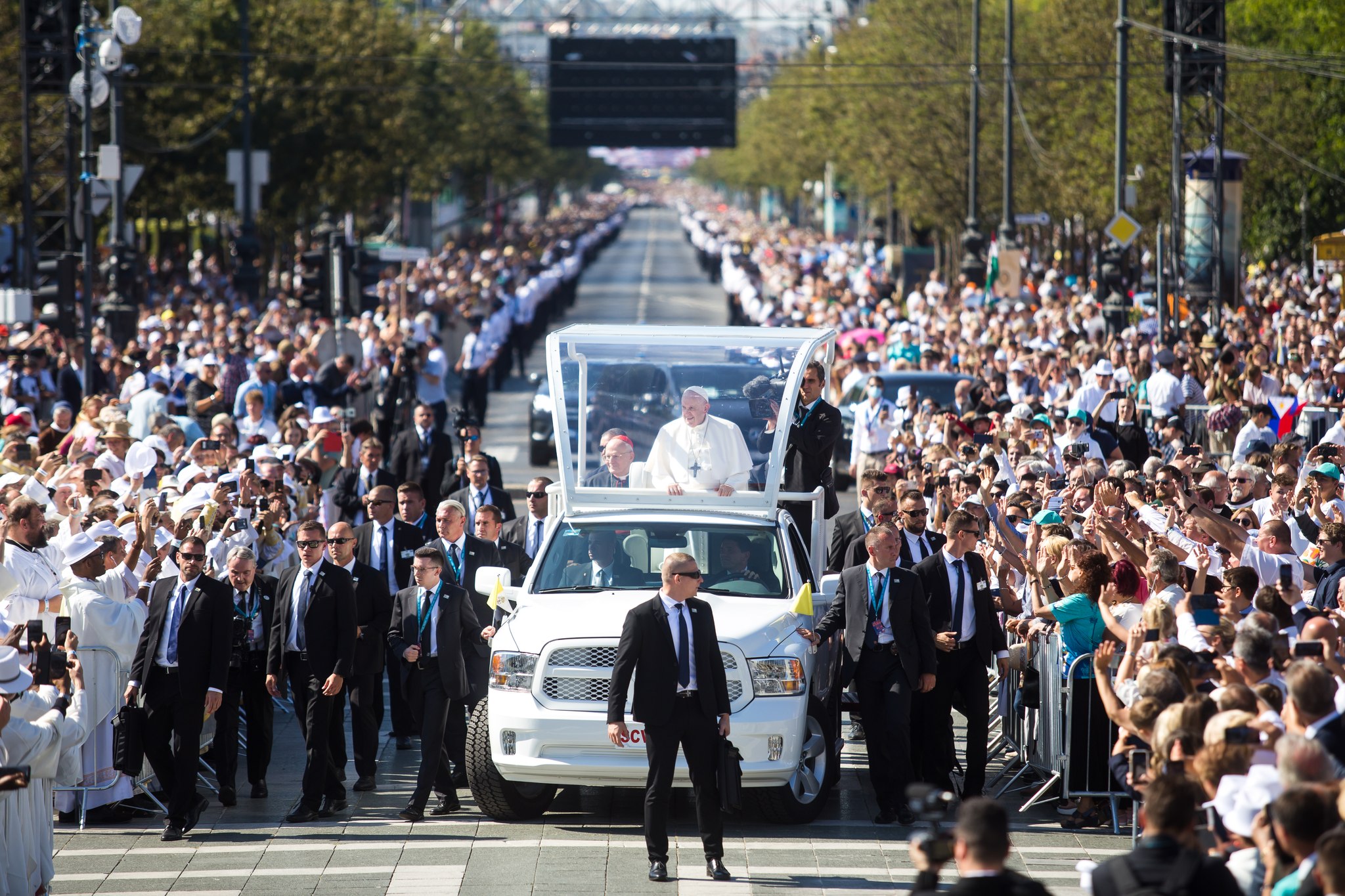 Papstbesuch: Das sind die Throne, auf denen Papst Franziskus sitzen wird