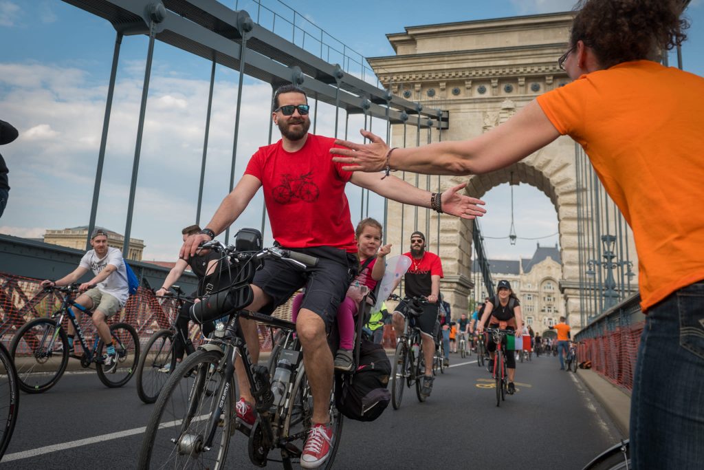 15 Tausend Radfahrer traten in Budapest für eine staufreie Kettenbrücke in die Pedale post's picture