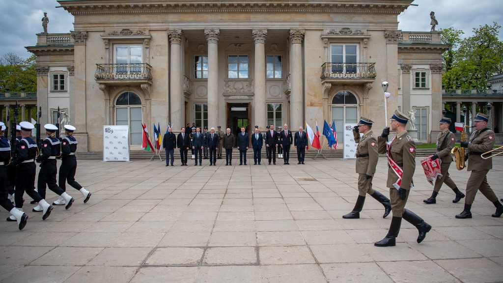 Verteidigungsminister erklärt den Bukarester Neun den ungarischen Standpunkt post's picture