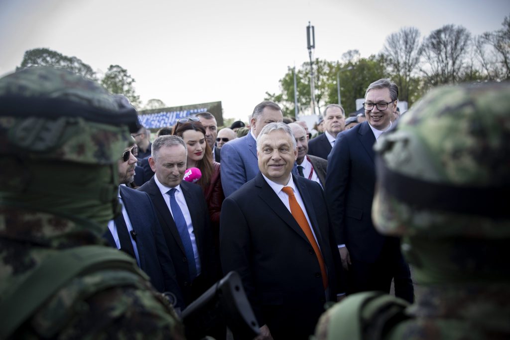 Viktor Orbán besucht Militärparade mit Serbiens Präsident post's picture