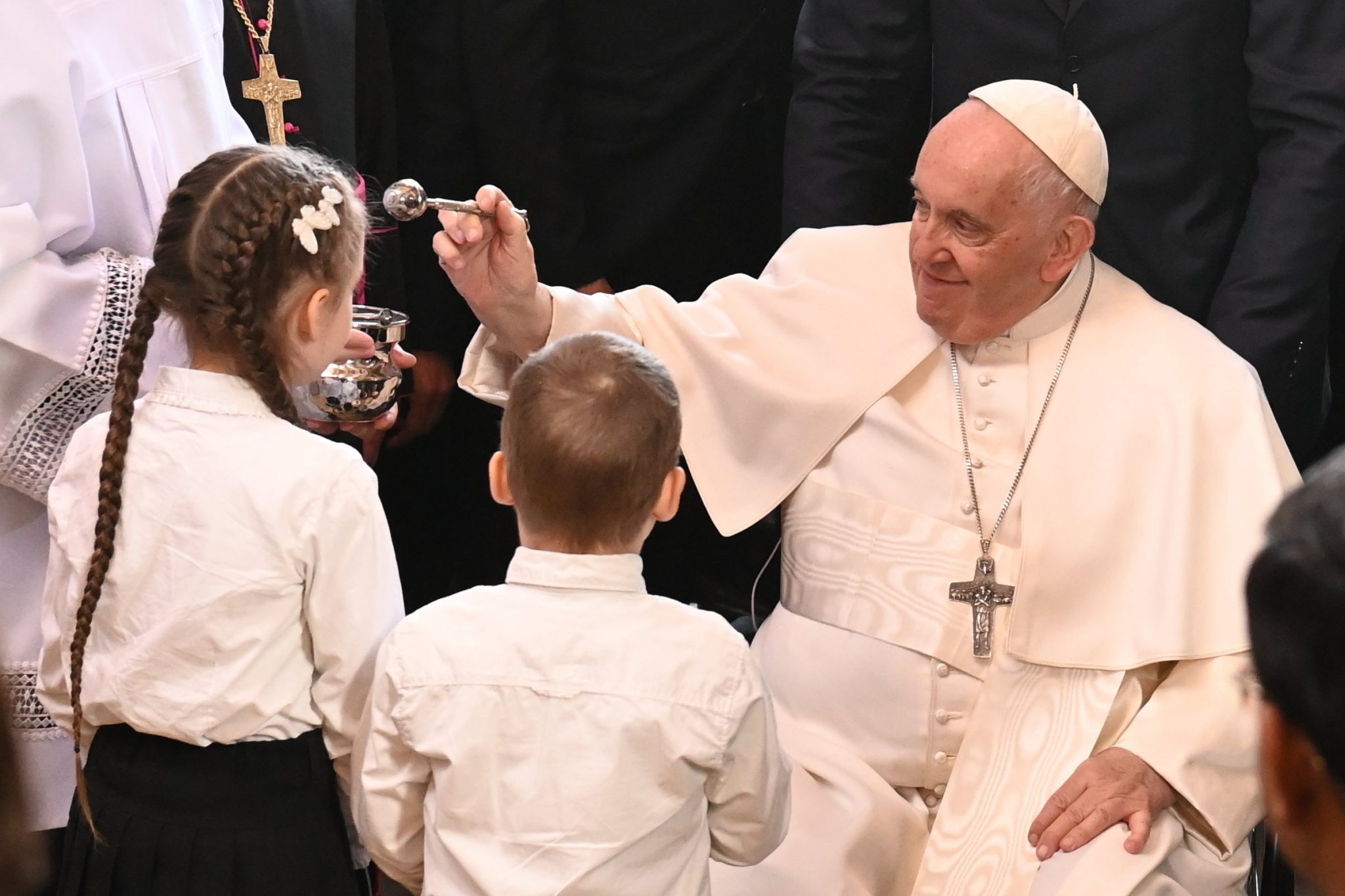 Papstbesuch setzt sich mit Begegnungen mit Flüchtlingen und behinderten Kindern fort