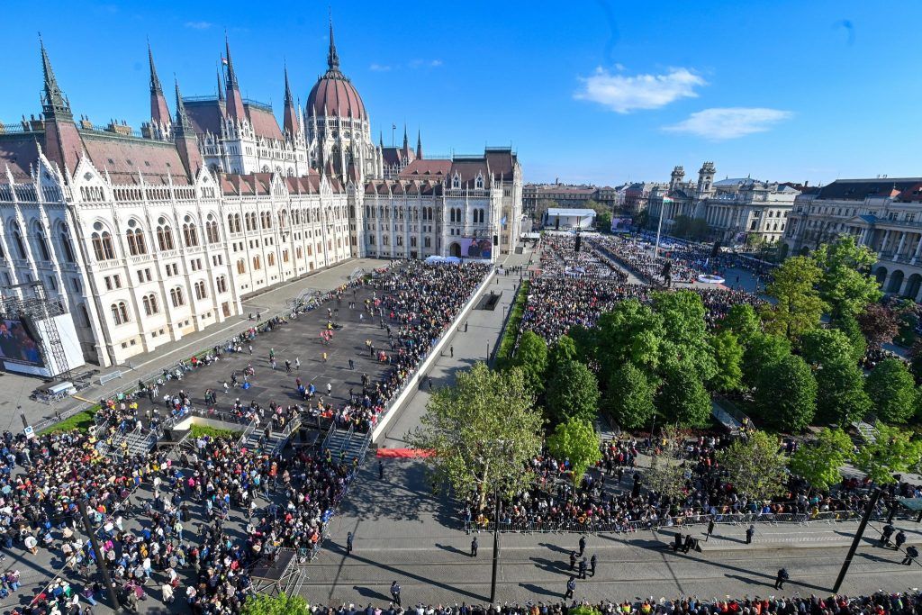Papst ruft während der Heiligen Messe auf dem Kossuth-Platz zum Frieden auf post's picture