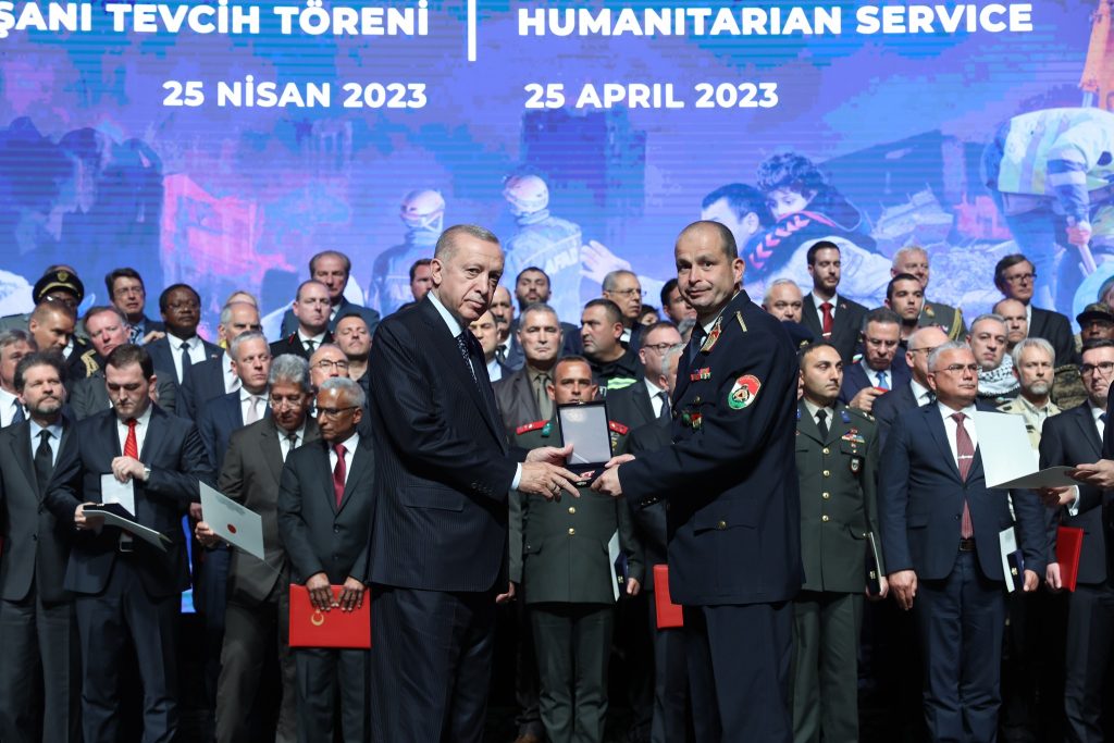 Türkischer Präsident überreicht ungarischem Rettungsteam Staatsehrenzeichen post's picture