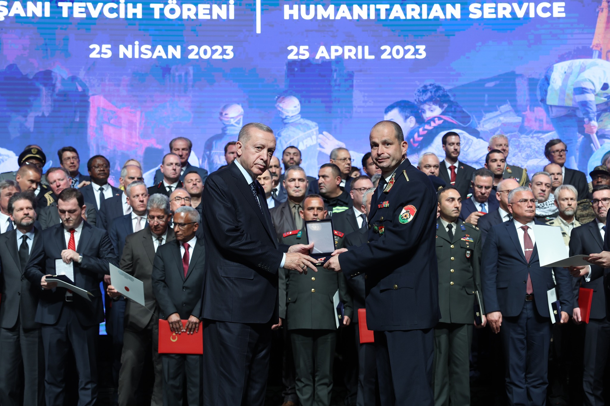 Türkischer Präsident überreicht ungarischem Rettungsteam Staatsehrenzeichen