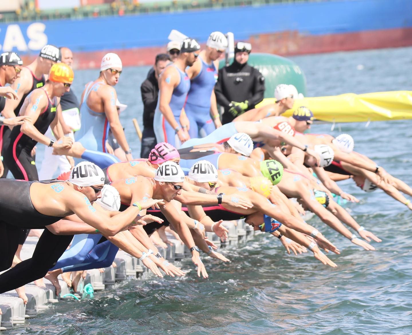 Ungarische Staffel gewinnt Goldmedaille beim Freiwasserschwimmen-Weltcup