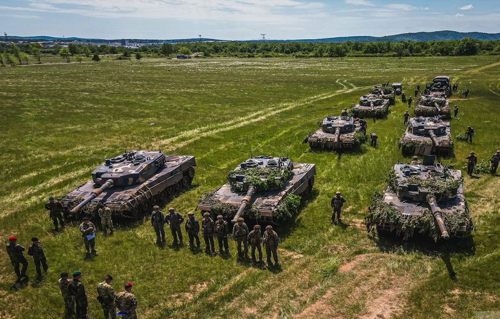 Deutsche Delegation inspiziert Panzerbrigade in Tata post's picture