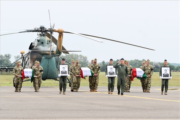 Militärischer Salut für die Opfer des Hubschrauberabsturzes post's picture