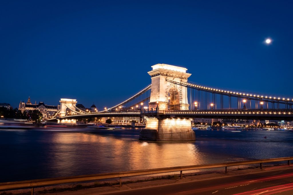 Budapester Bürgermeister stützt Entscheidung über Kettenbrücke auf Minderheitenmeinung post's picture