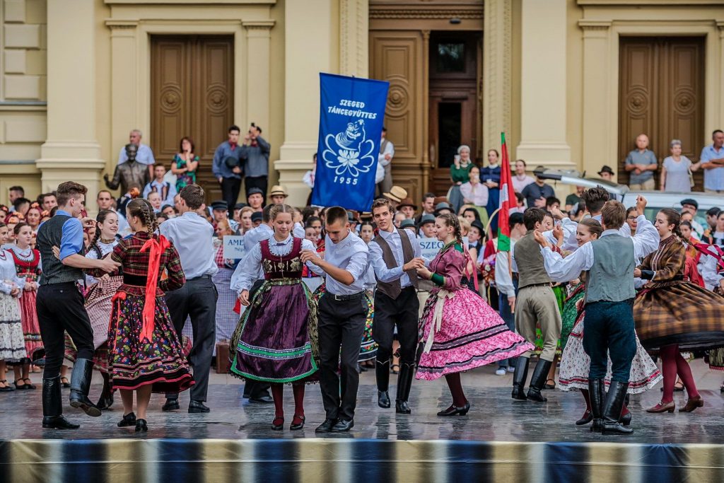 Tänzer schwingen das Tanzbein beim Internationalen Volkstanzfestival in Szeged post's picture
