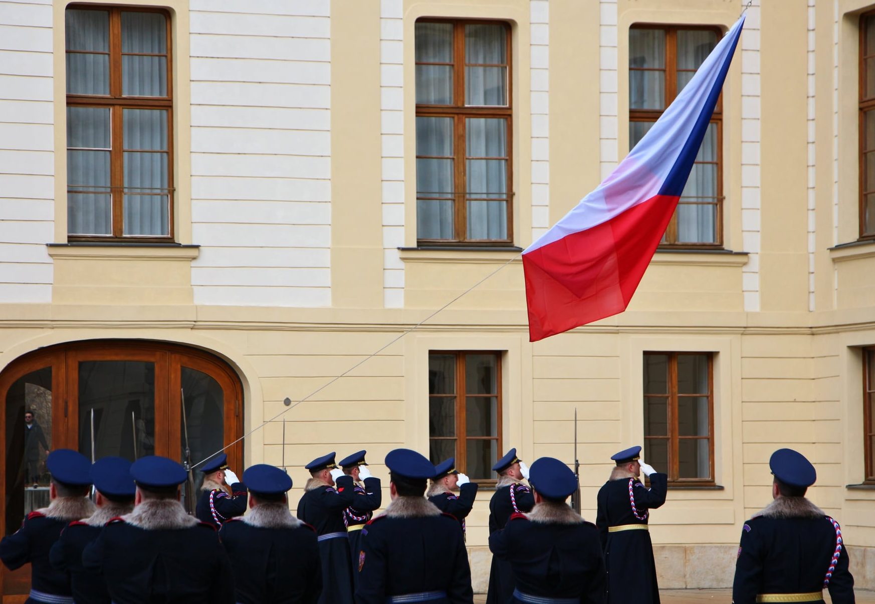 Češi už nemají EU, NATO a jejich vládu tak v lásce