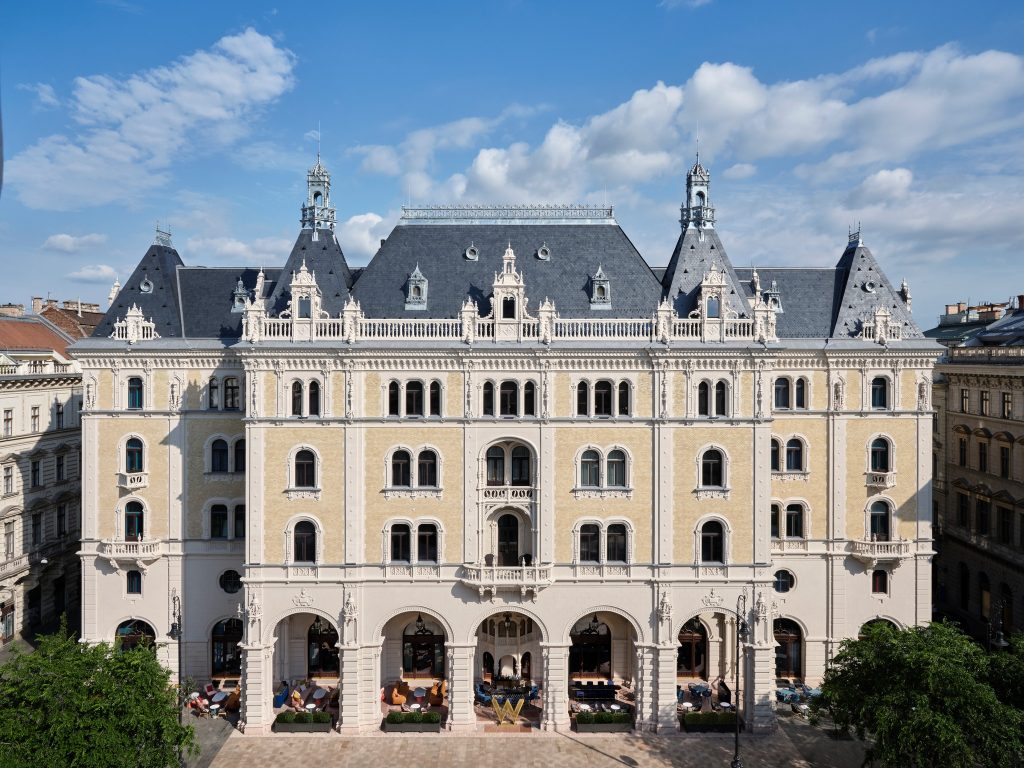 Legendäres Gebäude in berühmtester Straße Budapests erwartet seine Gäste post's picture