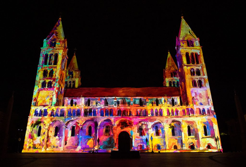 Licht aus, Show ab – Atemberaubendes Lichtmalereifestival in Pécs post's picture