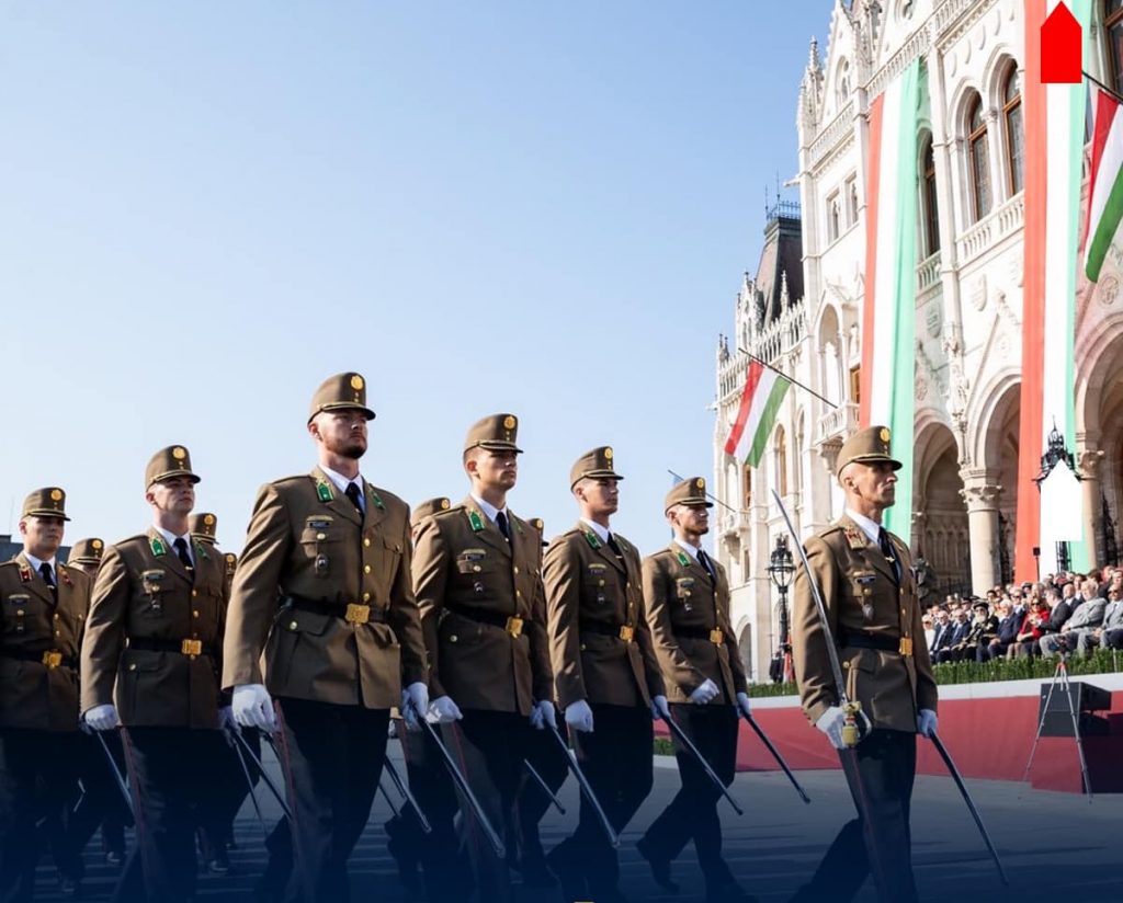 Militärische Zeremonie: Offiziere schwingen vor dem Parlament ihre Schwerter post's picture