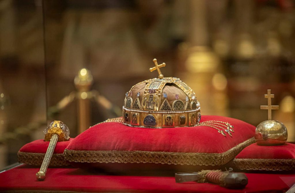 Diesjährige Kronengarde legt Eid auf die Heilige Krone ab post's picture