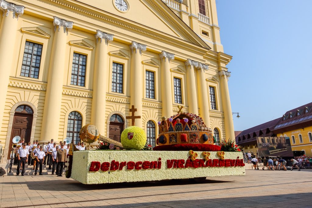 Eine Stadt im Blumenfieber – Debreziner Blumenkarneval mit der Heiligen Krone eröffnet post's picture