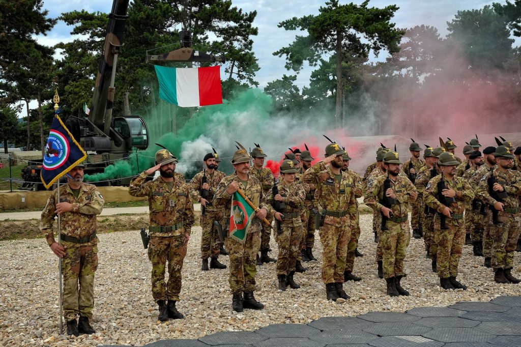 Italienische Fallschirmjäger ersetzen Gebirgsjäger in NATO-Kampfgruppe post's picture
