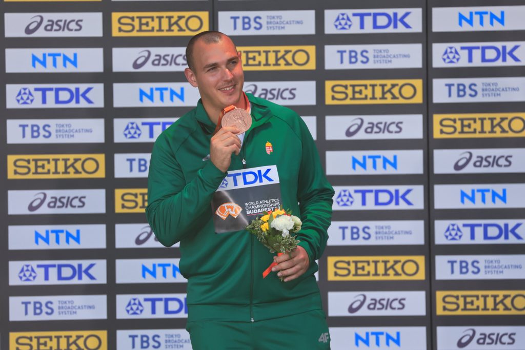 Erster ungarischer Medaillengewinner der Leichtathletik-WM nahm seine Bronzemedaille entgegen post's picture