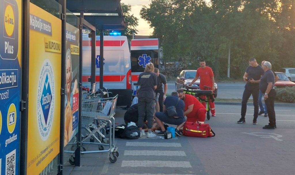 Migranten schießen im Stadtzentrum von Subotica, unweit der ungarischen Grenze post's picture