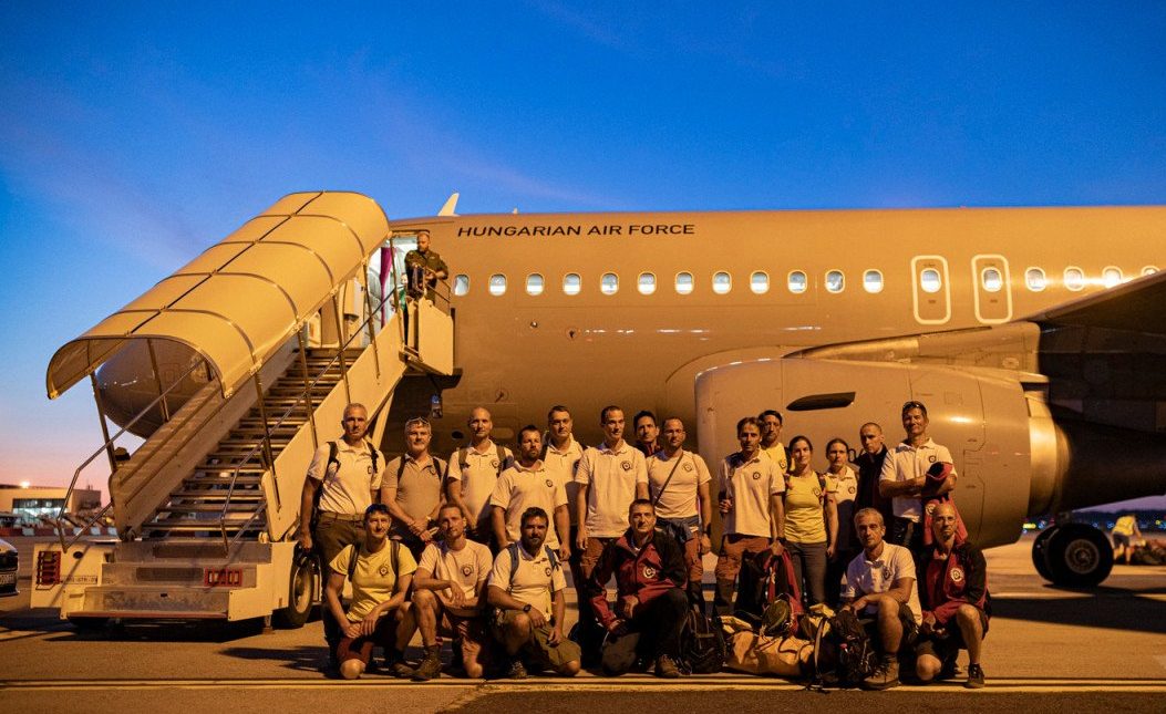 Höhlenretter mit Flugzeug der Verteidigungskräfte auf dem Weg in die Türkei