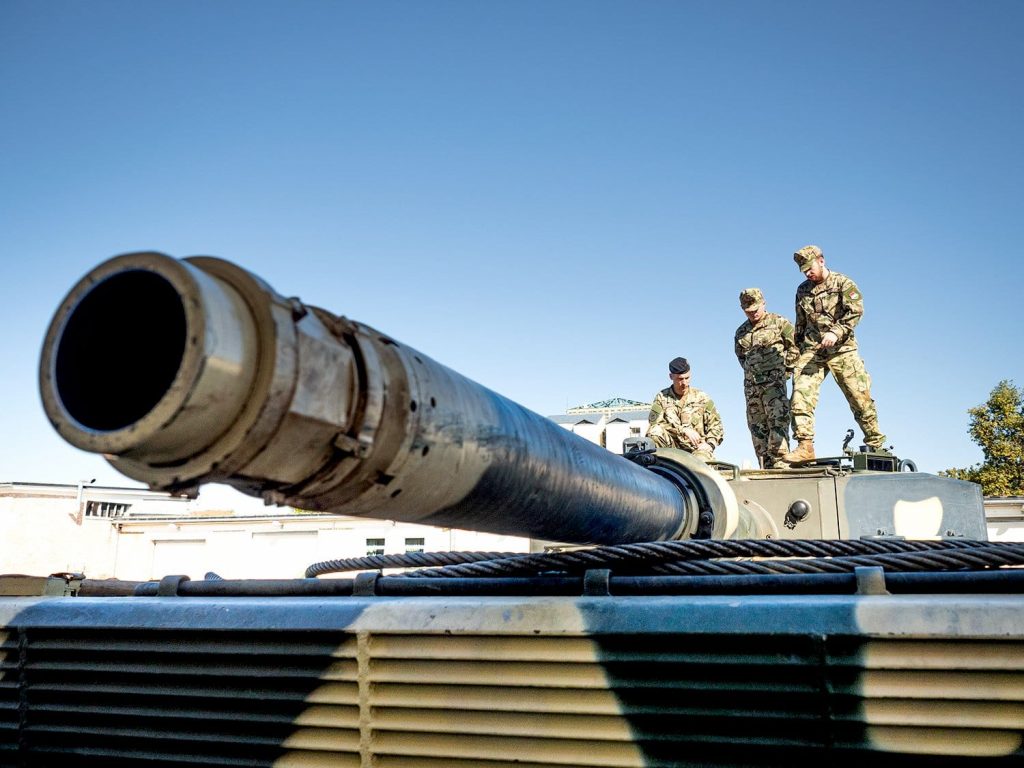 Offiziersanwärter erhalten praktische Ausbildung mit einem der modernsten Panzer post's picture