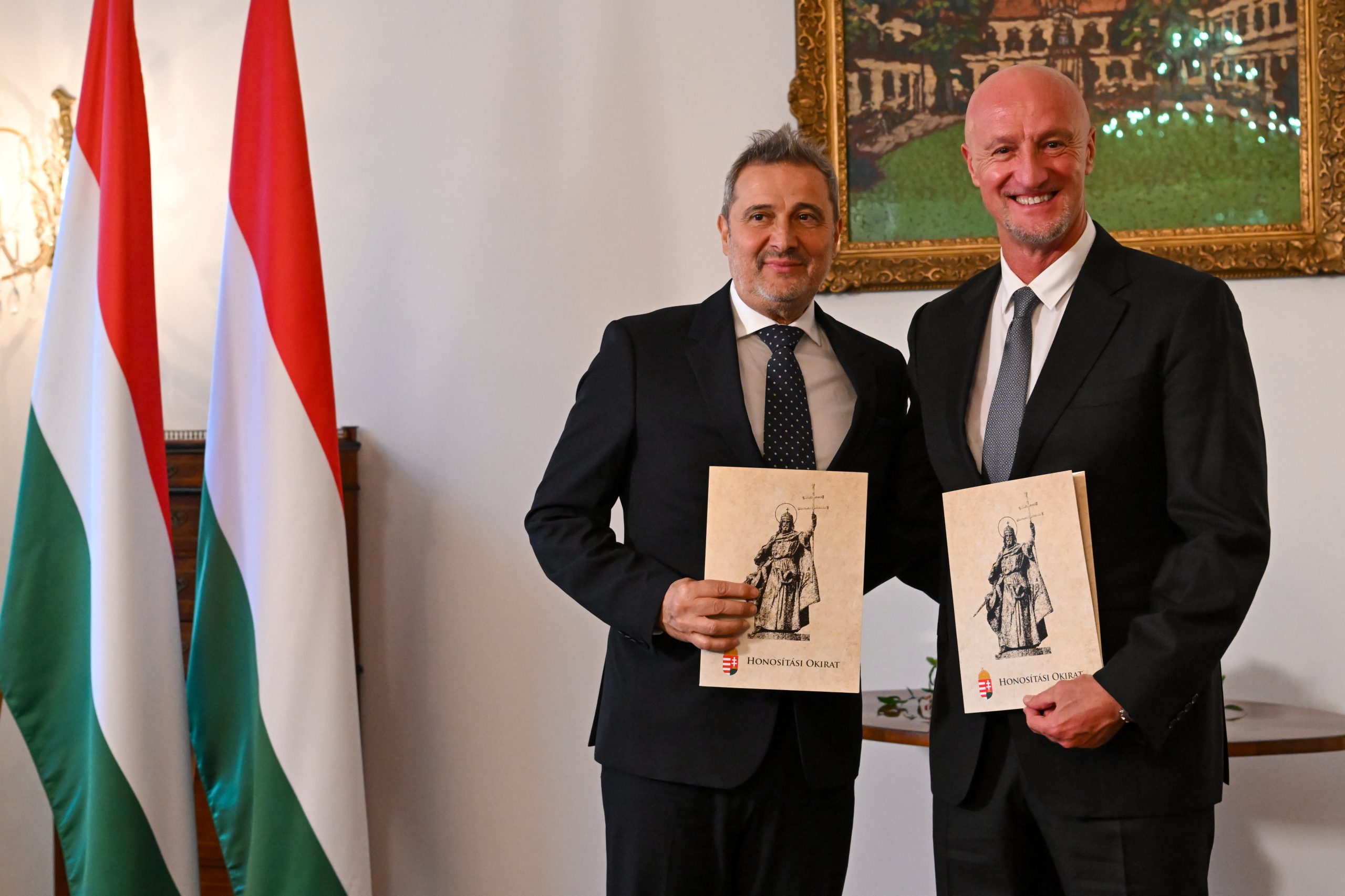 Trainer und Assistenztrainer der Nationalmannschaft nehmen ungarische Staatsbürgerschaft an