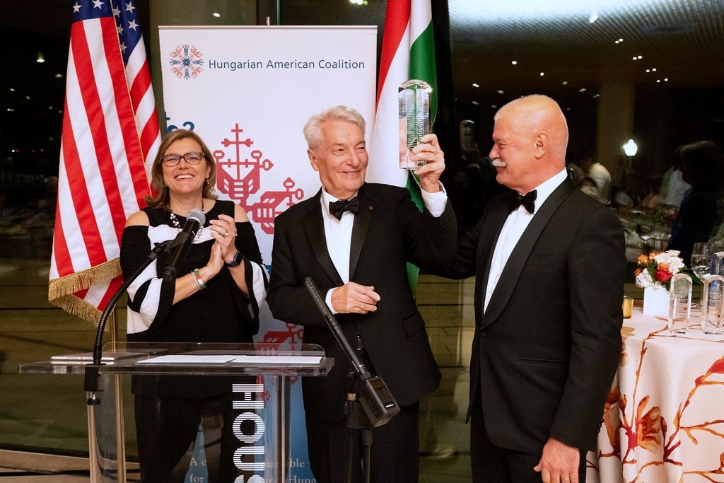 Prof. E. Sylvester Vizi erhält 2023 den Preis der Hungarian American Coalition post's picture