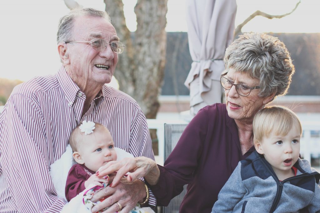 Laut einer Umfrage besteht hierzulande ein enges Band zwischen Großeltern und Enkelkindern post's picture