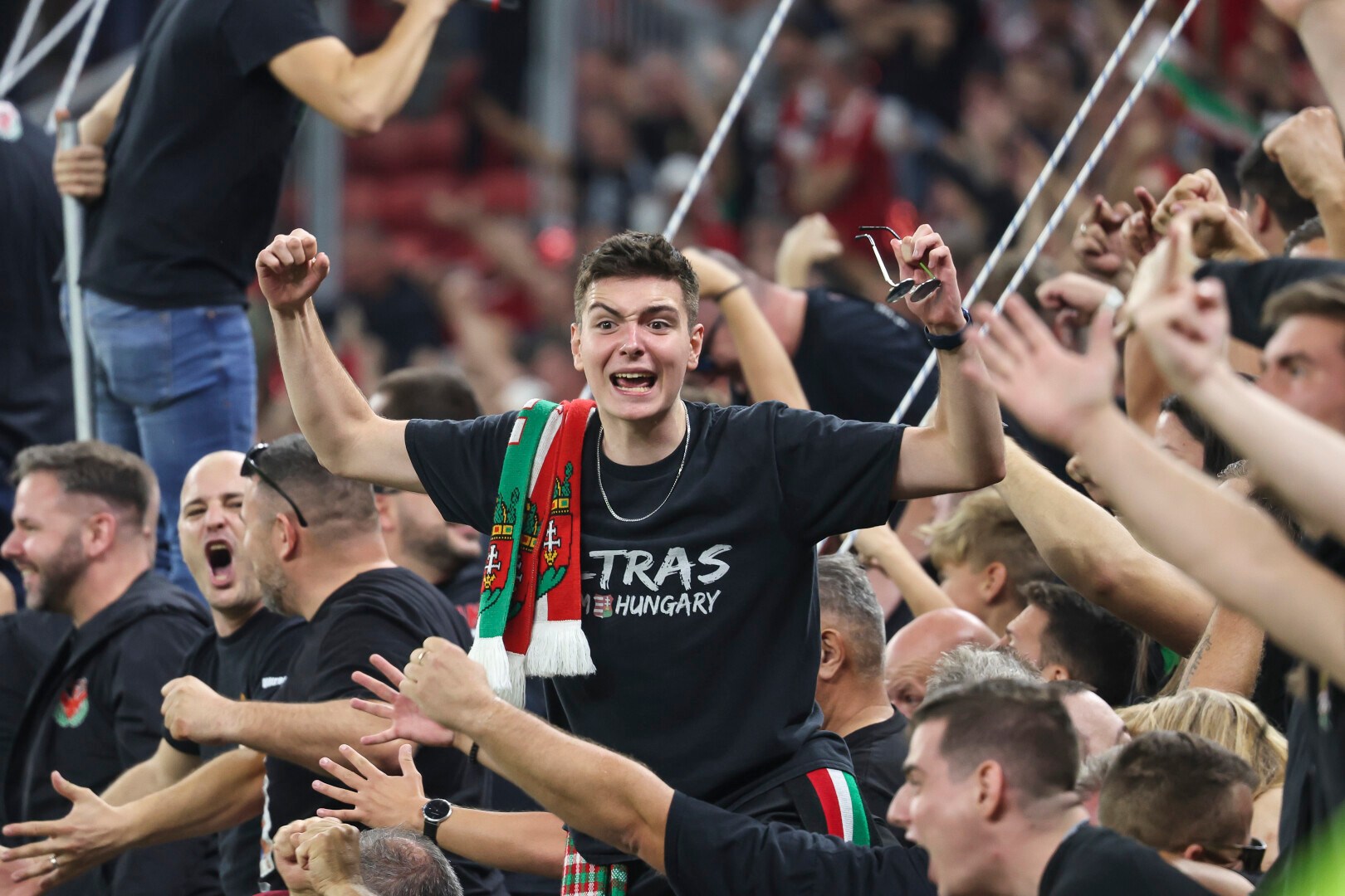 Ungarische Fans warten in Sofia auf die EM-Qualifikation