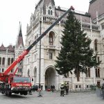 Ungarns Weihnachtsbaum auf dem Kossuth-Platz aufgestellt