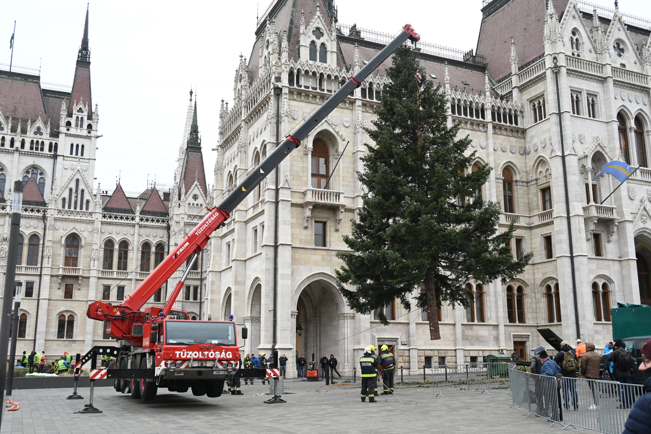 Ungarns Weihnachtsbaum auf dem Kossuth-Platz aufgestellt