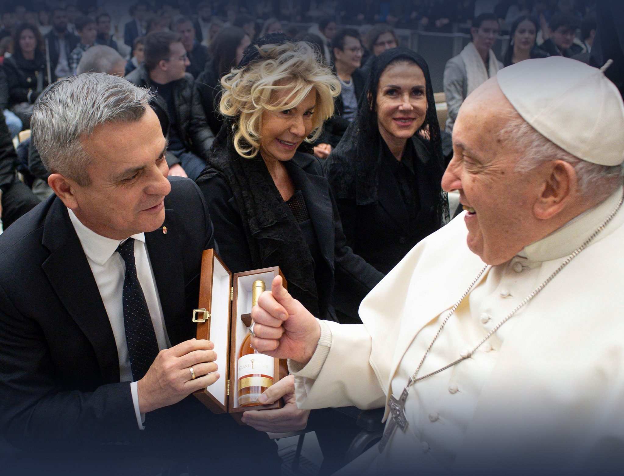 Papst Franziskus weiht ungarischen Wein zum Johannestag