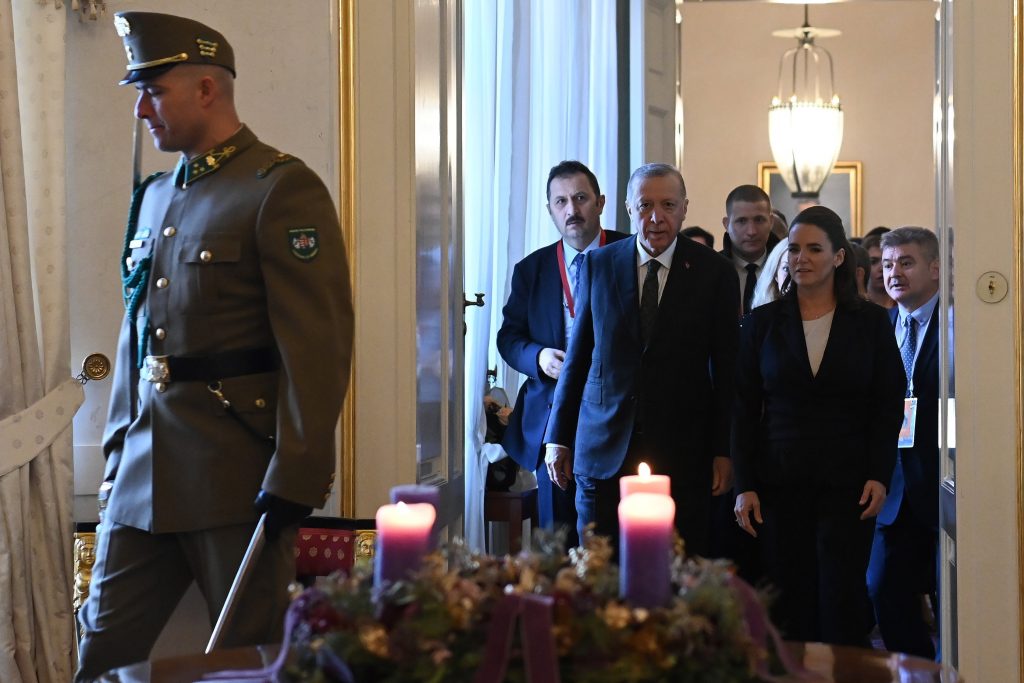 Türkischer Präsident zum Staatsbesuch in Budapest eingetroffen post's picture