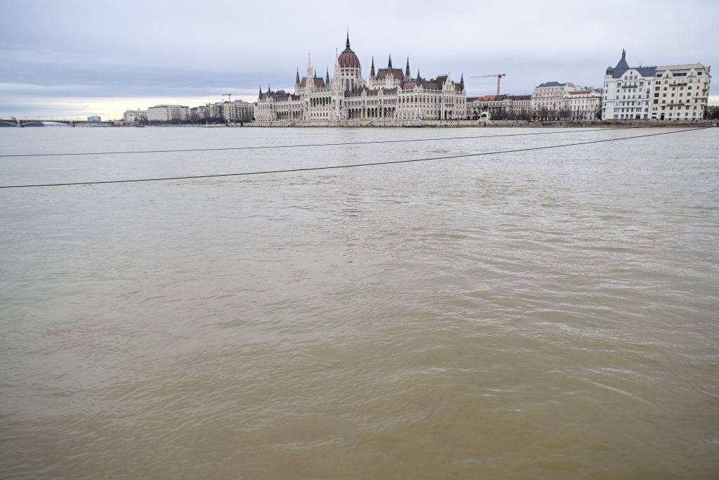 Fast 1.200 Kilometer der Donau stehen in Ungarn unter Hochwasseralarm post's picture